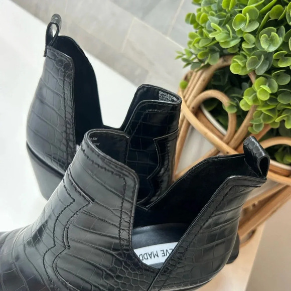 Woman's 9.5 black crocodile ankle bootie with a block heel nwot - Picture 3 of 16